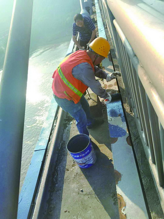 涪陵4座大橋橋架除銹上漆完工，城市基礎設施煥新顏
